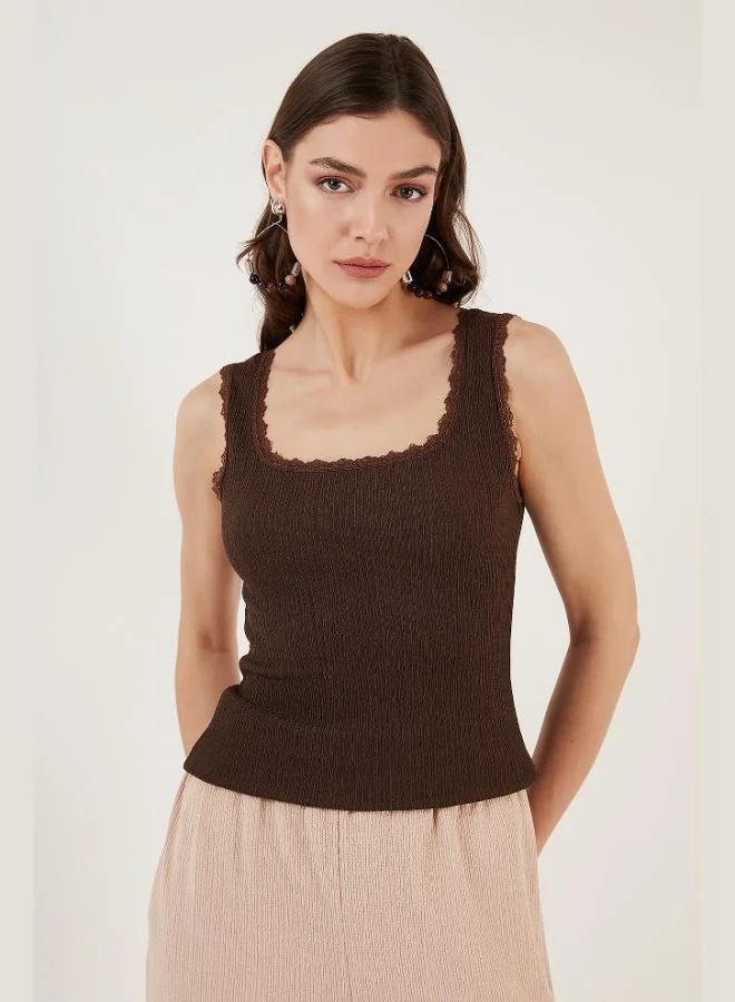 ليلا بلوزة نسائية بدون أكمام بياقة مربعة وحمالات عريضة من الدانتيل وملمس مجعد